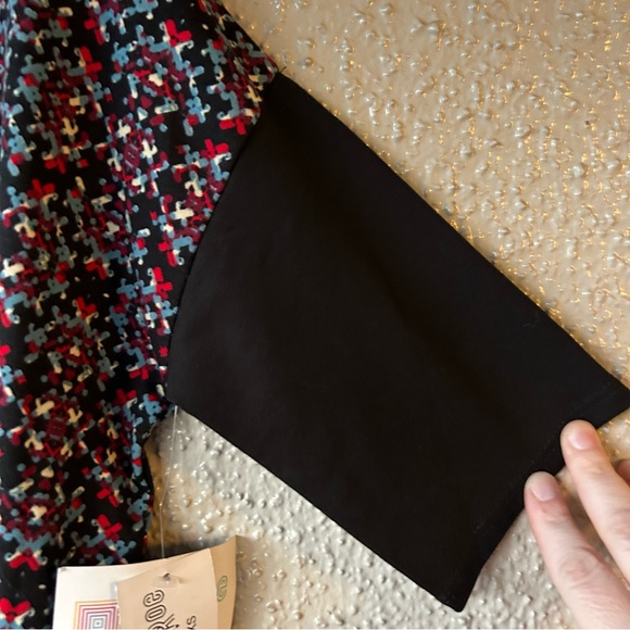 LuLaRoe Irma shirt Black red blue cream Abstract
Short Sleeve Tunic Blouse XXS - Picture 4 of 8